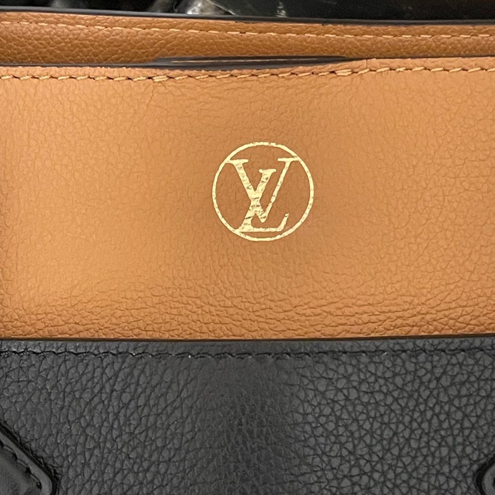 Louis Vuitton Onmyside Shoulder Bag - Picture 8 of 12